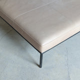 心石工芸のオットマン。TERRA SOFA・HILL SOFAと高さを揃え、連結・分離して使える
