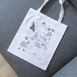 ナガノチサト イラスト オリジナルトートバッグ / 本体:縦39cm×横32.5cm、手持ち部分:30cm「ねこと人のフェスティバル」をイメージ。賑やかで楽しい、お祭りの一瞬を切り抜いたようなバッグ。