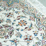 ペルシャ絨毯 ナイン産 白系 127×77cm 繊細な草花文様が映える高密度の手織りラグ