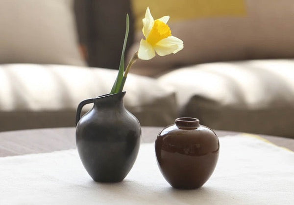 ferm LIVING Ary Mini Vase S soil｜小さいのに存在感のあるフラワーベース