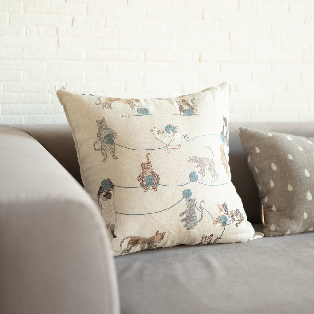 Coral & Tusk Cushion Playful Cats コーラルアンドタスク クッション