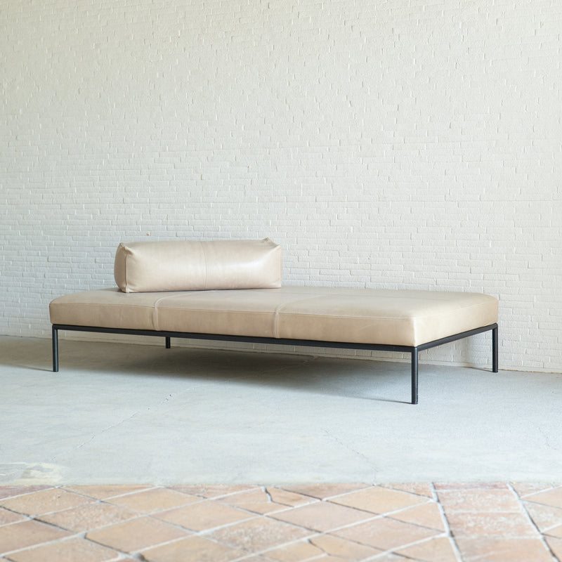 心石工芸・TERRA SOFA | 背もたれなしソファ・自由な座り心地 – ラグ