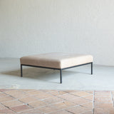 心石工芸のオットマン。TERRA SOFA・HILL SOFAと高さを揃え、連結・分離して使える