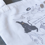 ナガノチサト イラスト オリジナルトートバッグ / 本体：縦39cm×横32.5cm、手持ち部分：30cm「ねこと人のフェスティバル」をイメージ。賑やかで楽しい、お祭りの一瞬を切り抜いたようなバッグ。